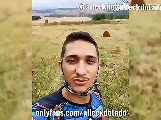 Novinho mostra que têm volumão é super dotadão. .com/alleckdotado